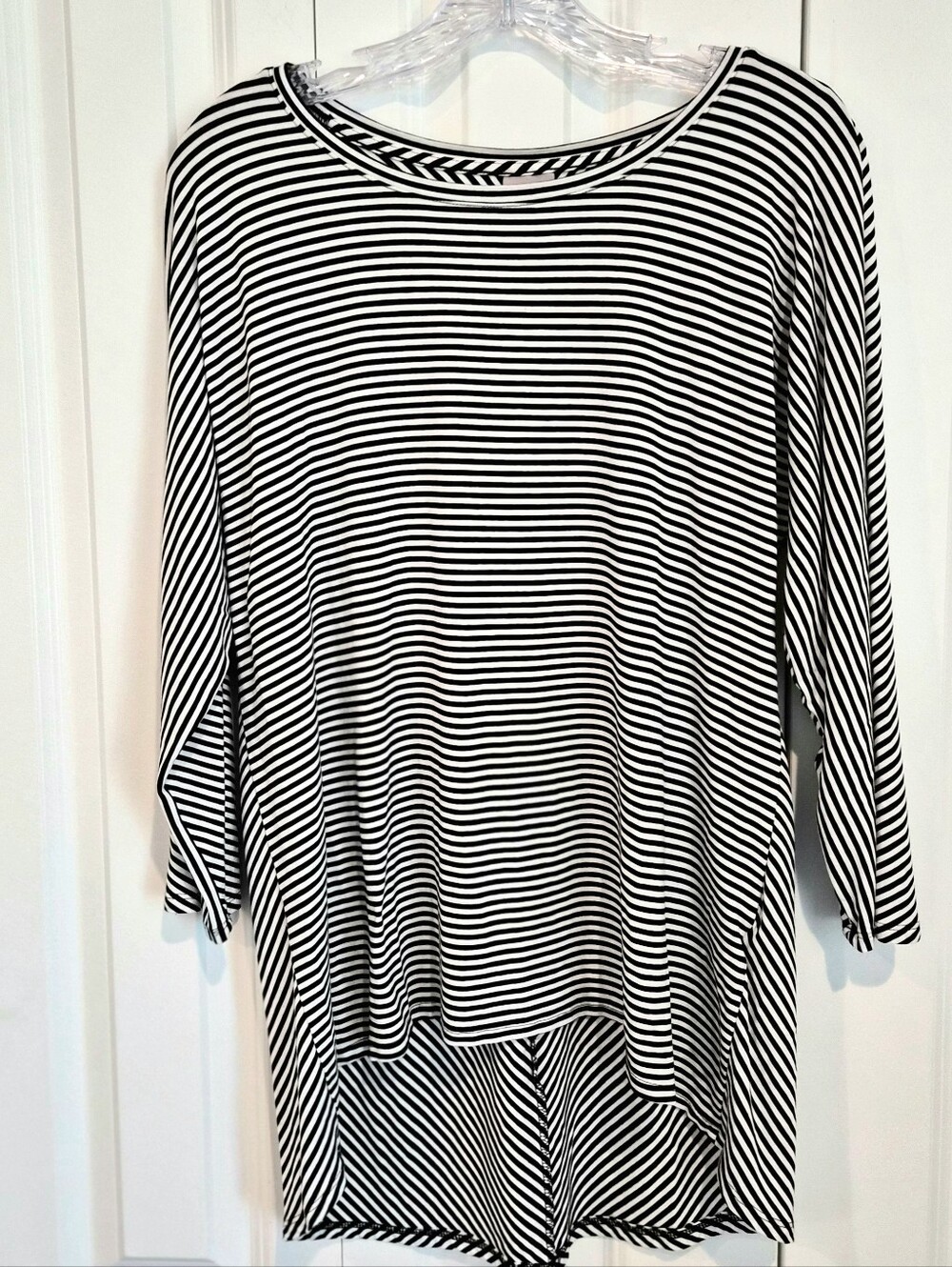Chico's Black White Stripe High-Low Top Medium 1 -Sz 8 Long Sleeve Chevron Back